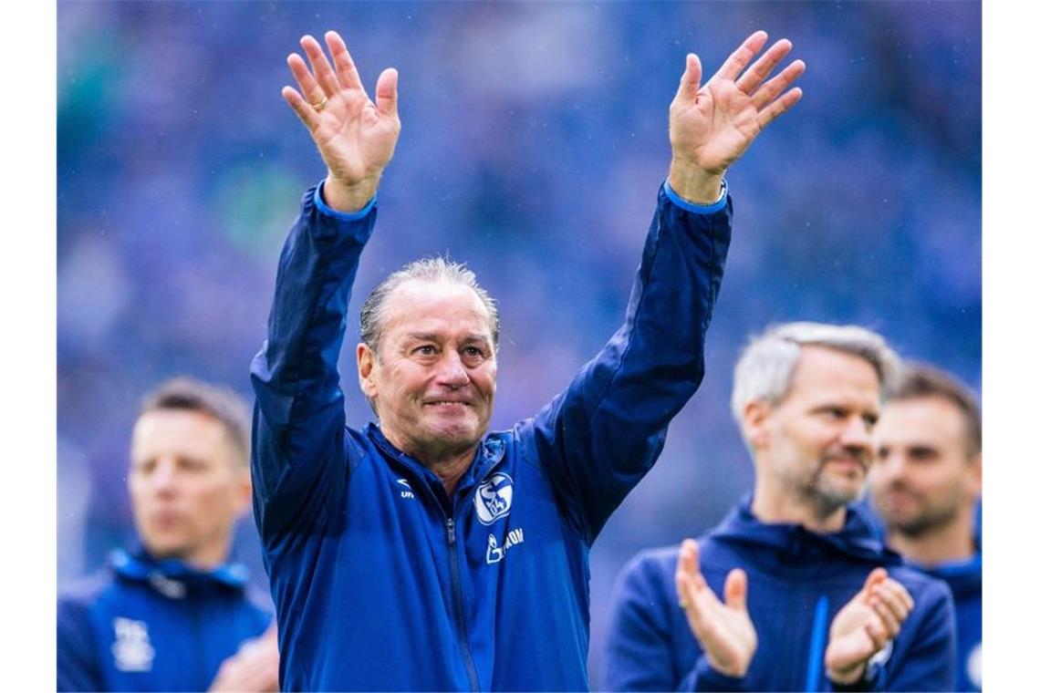 Schalkes scheidender Trainer Huub Stevens verabschiedet sich von den Fans. Foto: Rolf Vennenbernd