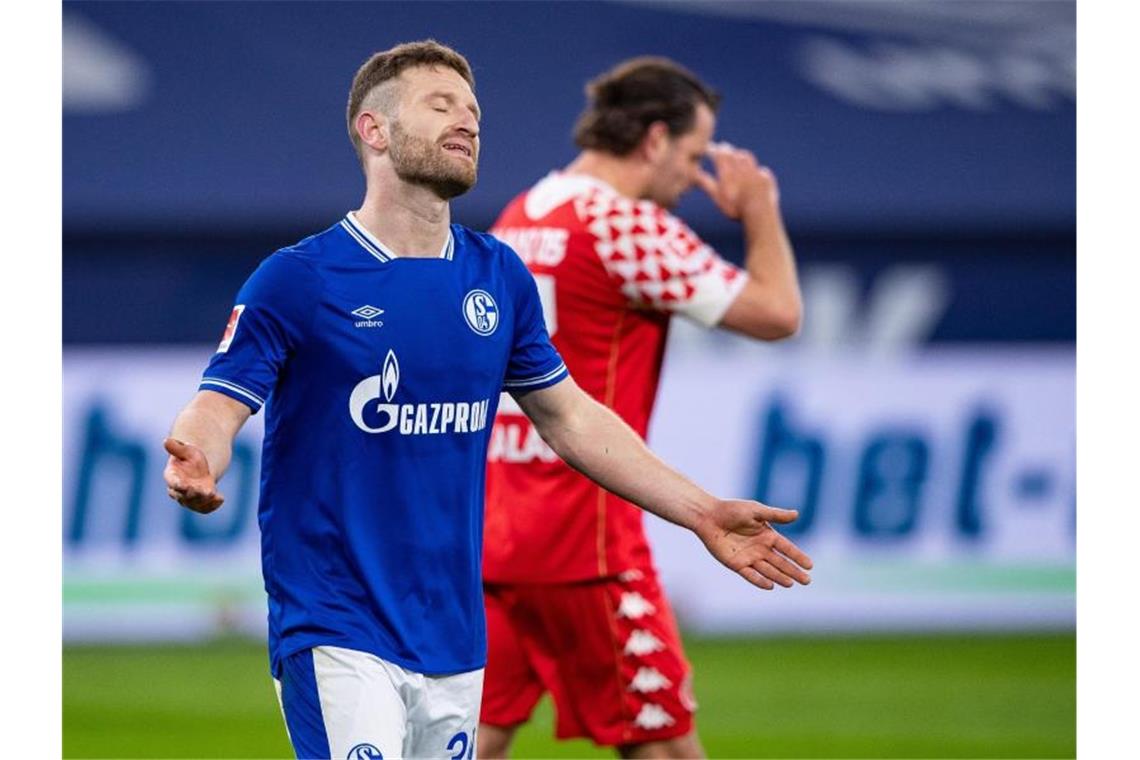 Schalkes Shkodran Mustafi (l) hadert mit einer vergebenen Torchance. Foto: Guido Kirchner/dpa