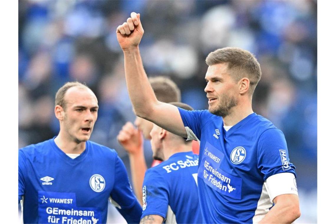 Darmstadt und St. Pauli oben - Schalke und HSV patzen Schalkes Simon Terodde (r) traf dreifach, verlor aber mit seinem Team. Foto: David Inderlied/dpa