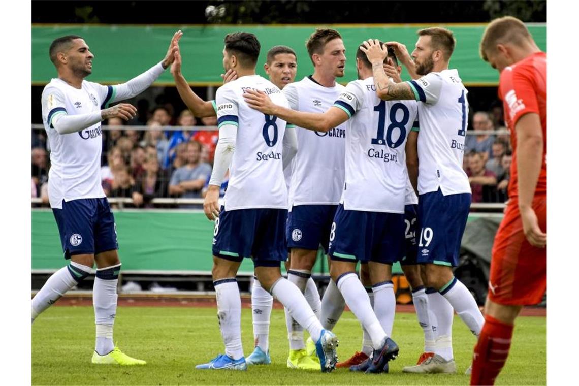 Schalkes Spieler feiern den Treffer zum 1:0. Foto: Axel Heimken