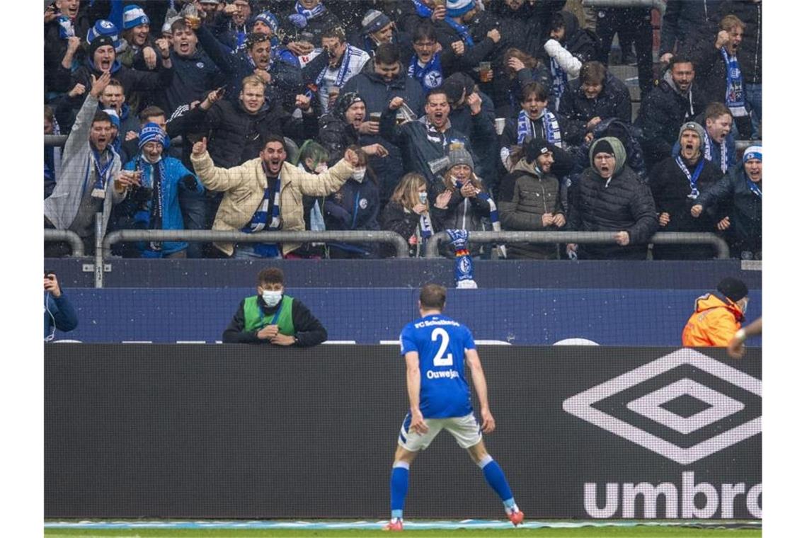 Schalke siegt ohne Terodde - Werder verliert in Kiel Schalkes Thomas Ouwejan jubelt nach seinem Tor zum 1:1 vor den Schalker Fans. Foto: David Inderlied/dpa