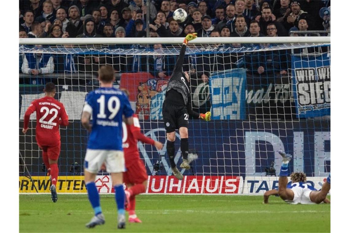 Schalkes Torhüter Markus Schubert wehrt einen Torschuss ab. Foto: Bernd Thissen/dpa