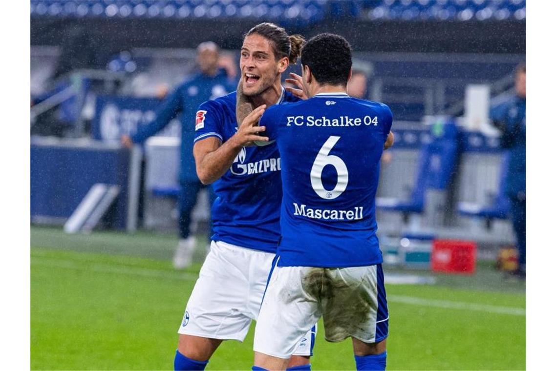 Schalkes Torschütze Goncalo Paciencia (l) und Omar Mascarell bejubeln den Ausgleichstreffer. Foto: Guido Kirchner/dpa