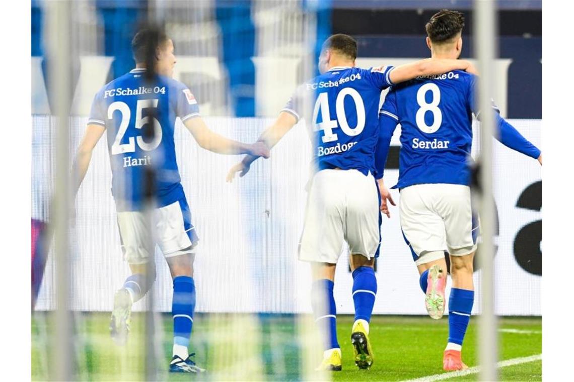 „Brutal glücklich“: Erster Sieg für Schalke-Coach Grammozis Schalkes Torschütze Suat Serdar (r-l), Can Bozdogan und Amine Harit jubeln über Serdars Treffer zum 1:0. Foto: Bernd Thissen/dpa