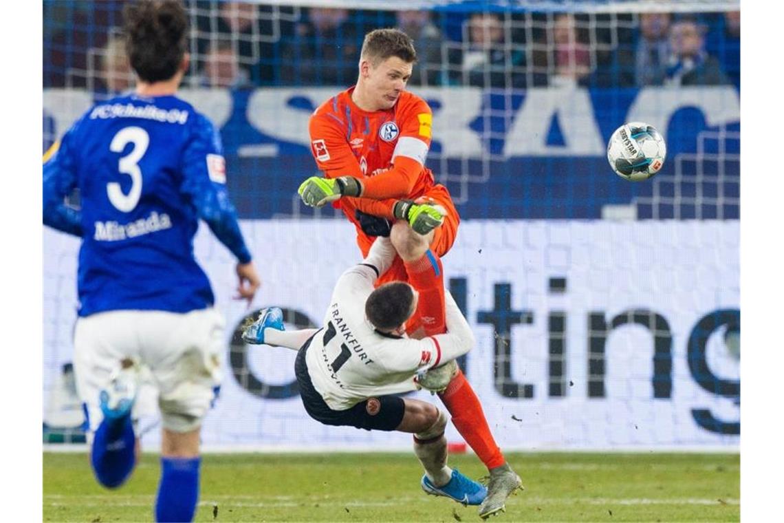 Schalkes Torwart Alexander Nübel (r) foult Mijat Gacinovic (M) von Eintracht Frankfurt. Foto: Rolf Vennenbernd/dpa