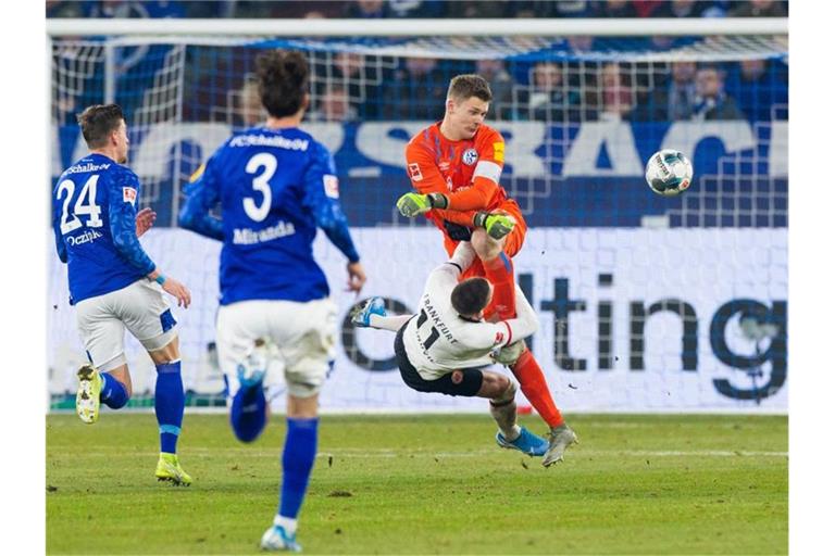 Schalkes Torwart Alexander Nübel wurde für vier Spiele gesperrt. Foto: Rolf Vennenbernd/dpa