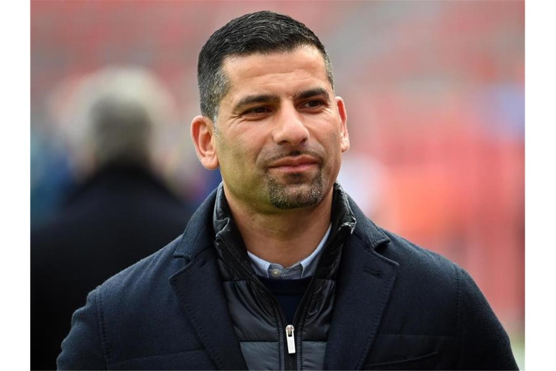 Flick debütiert für S04 - Hoffenheim wieder mit Baumgartner Schalkes Trainer Dimitrios Grammozis. Foto: Federico Gambarini/dpa POOL/dpa/Archivbild
