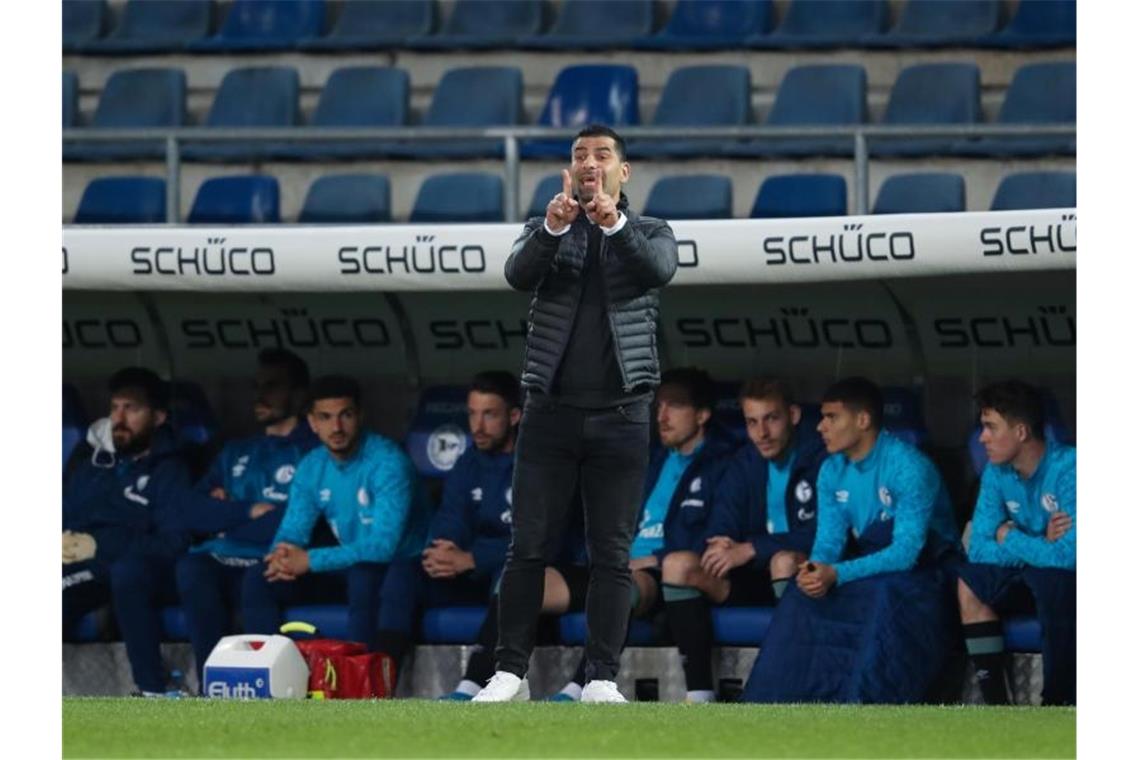 Schalkes Trainer Dimitrios Grammozis konnte bislang nur zwei Spiele mit Schalke 04 gewinnen. Foto: Friso Gentsch/dpa Pool/dpa