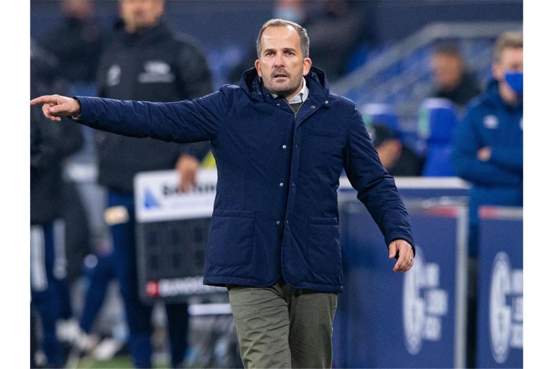 Schalkes Trainer Manuel Baum gibt während eines Spieles Anweisungen an seine Spieler. Foto: Guido Kirchner/dpa