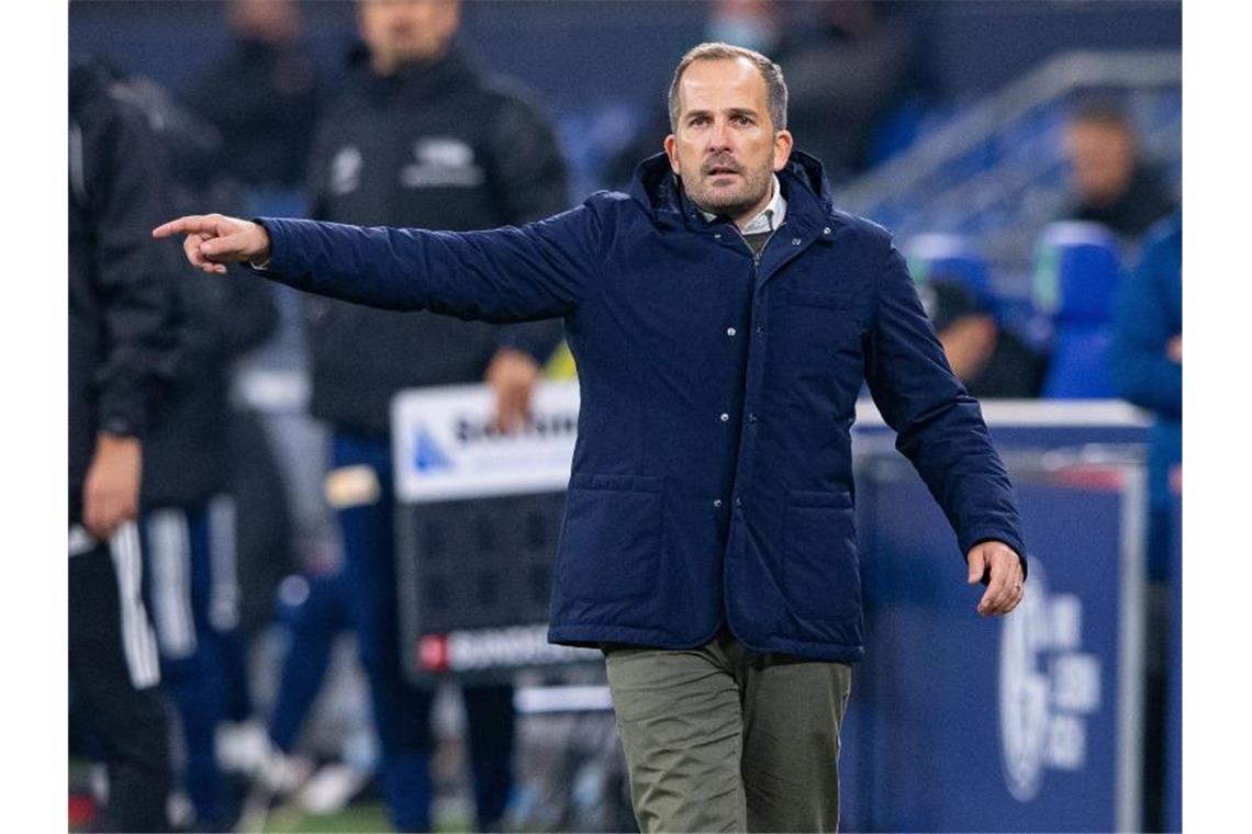 Schalkes Trainer Manuel Baum ist mit der Leistung seiner Mannschaft gegen Union zufrieden. Foto: Guido Kirchner/dpa