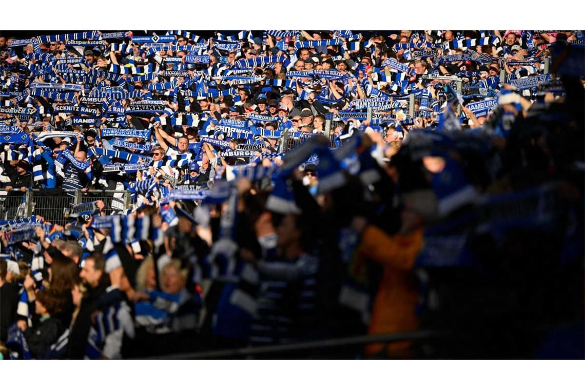 Schals hoch für den HSV: Die Fans des Hamburger SV stimmen sich im Volksparkstadion lautstark auf das Duell mit dem VfB Stuttgart ein.