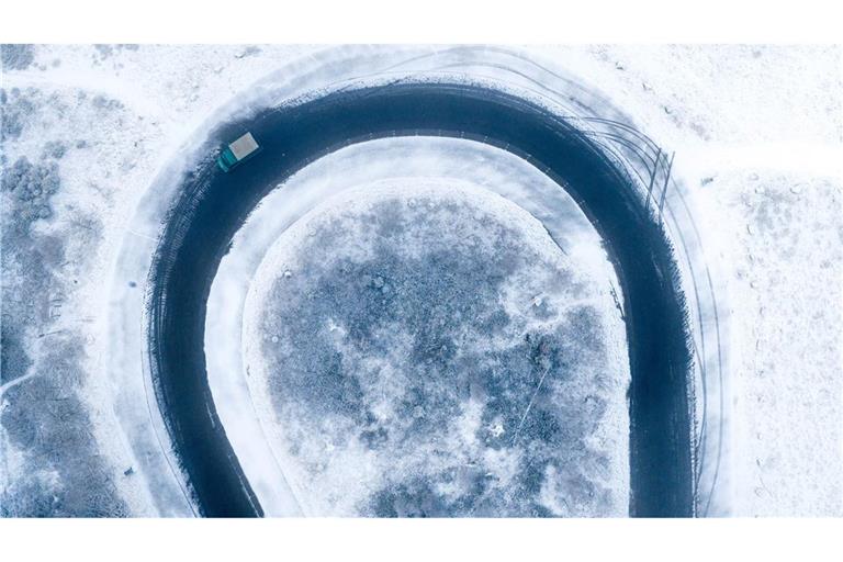 Scharfe Schnee-Kurve