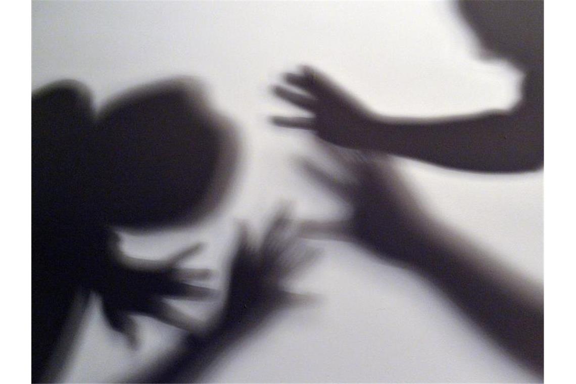 Schatten sollen eine Gewaltszene symbolisieren. Foto: Maurizio Gambarini/Archivbild