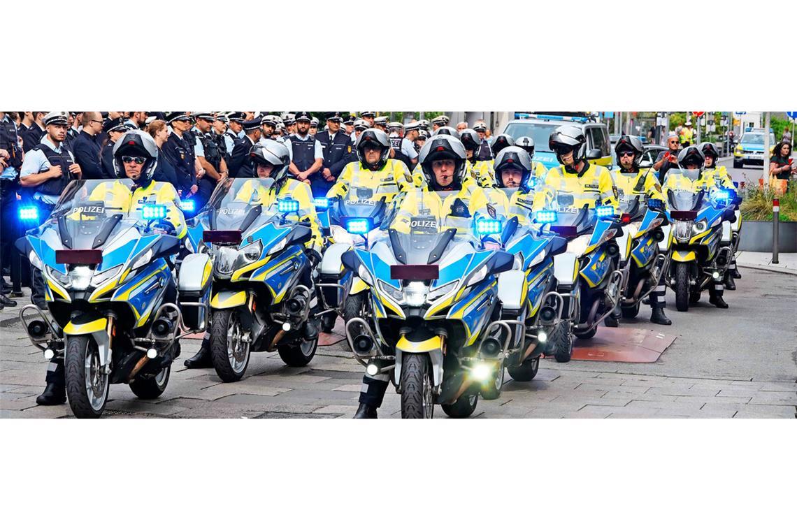 Schatten über der EM in Stuttgart: Motorradpolizisten trauern um ihren tödlich verunglückten Kollegen im Juni 2024.