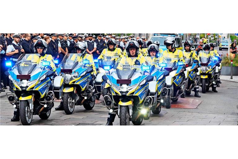 Schatten über der EM in Stuttgart: Motorradpolizisten trauern um ihren tödlich verunglückten Kollegen im Juni 2024.