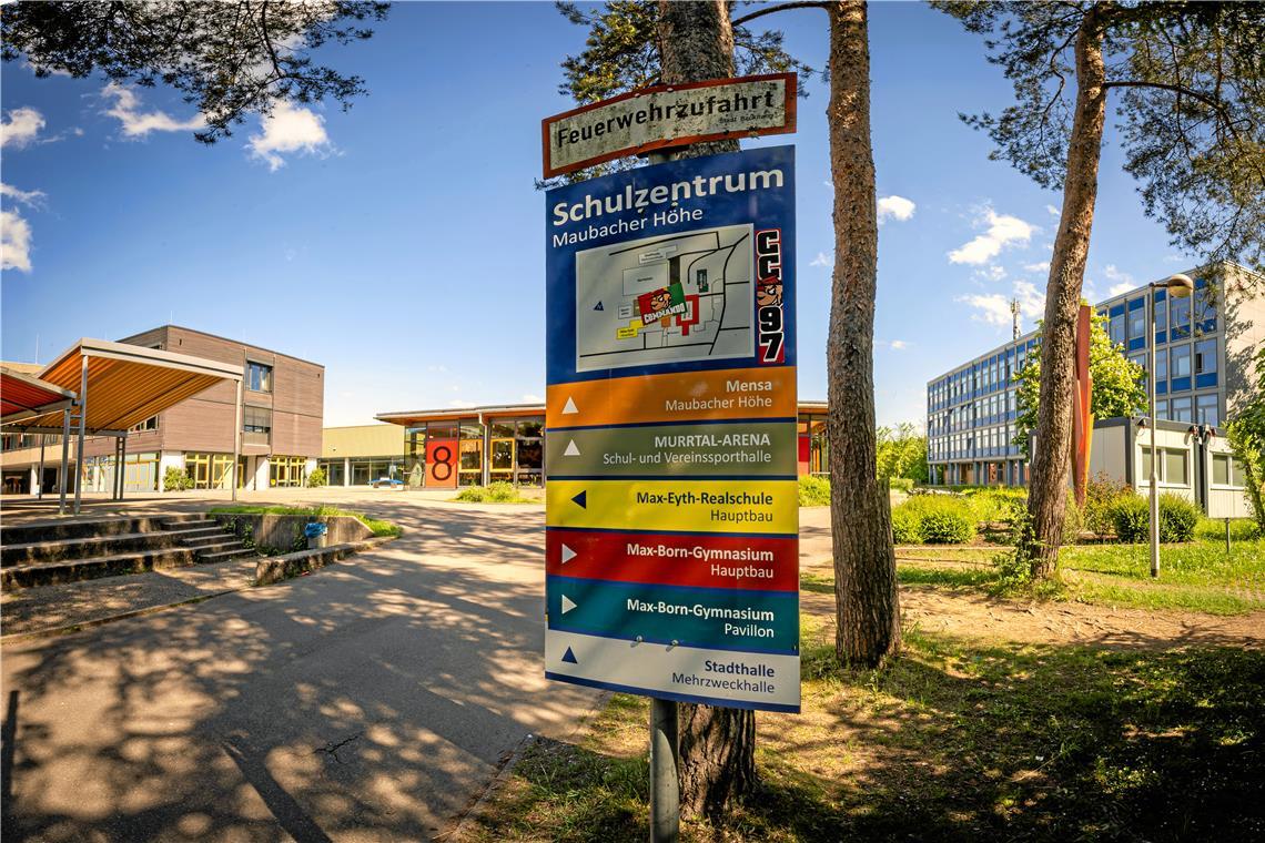 Schattenplätze sind am Schulzentrum auf der Maubacher Höhe zwar vorhanden, aber die Schule wünscht sich noch mehr Entsiegelung und Bäume, um die heißen Sommer für die Schülerinnen und Schüler angenehmer zu gestalten. Archivbild: Alexander Becher