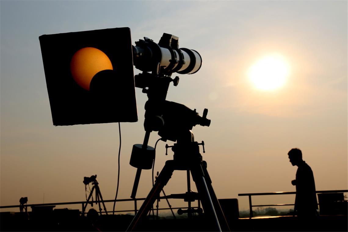 Sonnenfinsternis ohne Brille beobachten