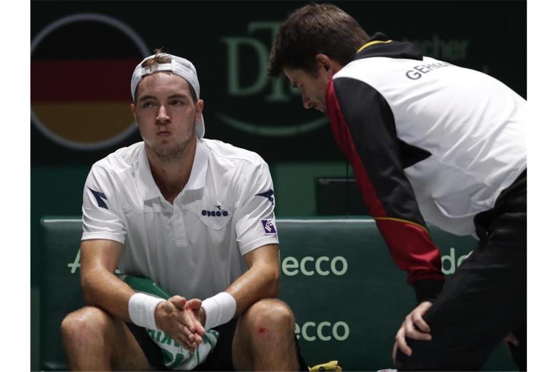 Trotz Viertelfinal-Aus: Zuversichtliches Davis-Cup-Team Schauen zuversichtlich in die Zukunft: Jan-Lennard Struff (l) und Davis-Cup-Teamchef Michael Kohlmann. Foto: Manu Fernandez/AP/dpa