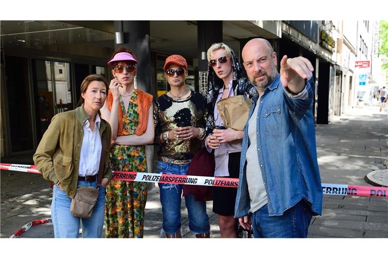 Schaulustige haben sich am Tatort versammelt. Darunter die Dragqueens. Von links: Kommissarin Cris Blohm (Johanna Wokalek), Tulip (Patrice Grießmeier), Menora (Bozi Kocevski), Peekabou (Meik van Severen) und Kommissar Dennis Eden (Stephan Zinner).
