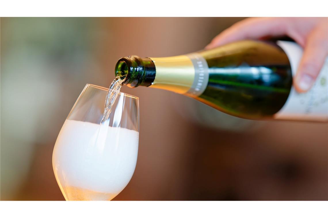 Schaumwein ist beliebt in Deutschland - aber der Absatz geht nach unten. (Symbolbild)