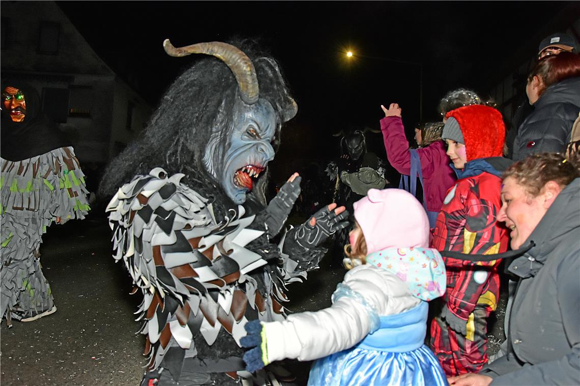 Schaurige Gestalten mit scharfen Zähnen. Nachtumzug der Schbiallomba-Schlotzer i...