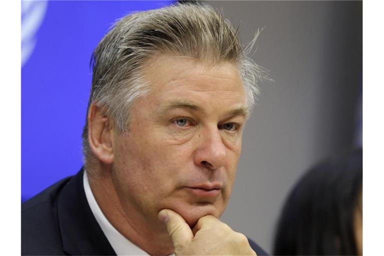 Schauspieler Alec Baldwin nimmt an einer Pressekonferenz im Hauptquartier der Vereinten Nationen teil. (Archivbild). Foto: Seth Wenig/AP/dpa