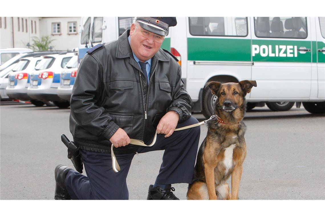 Der ewige Dorfpolizist - Horst Krause ist tot Schauspieler Horst Krause im Einsatz mit Hund.