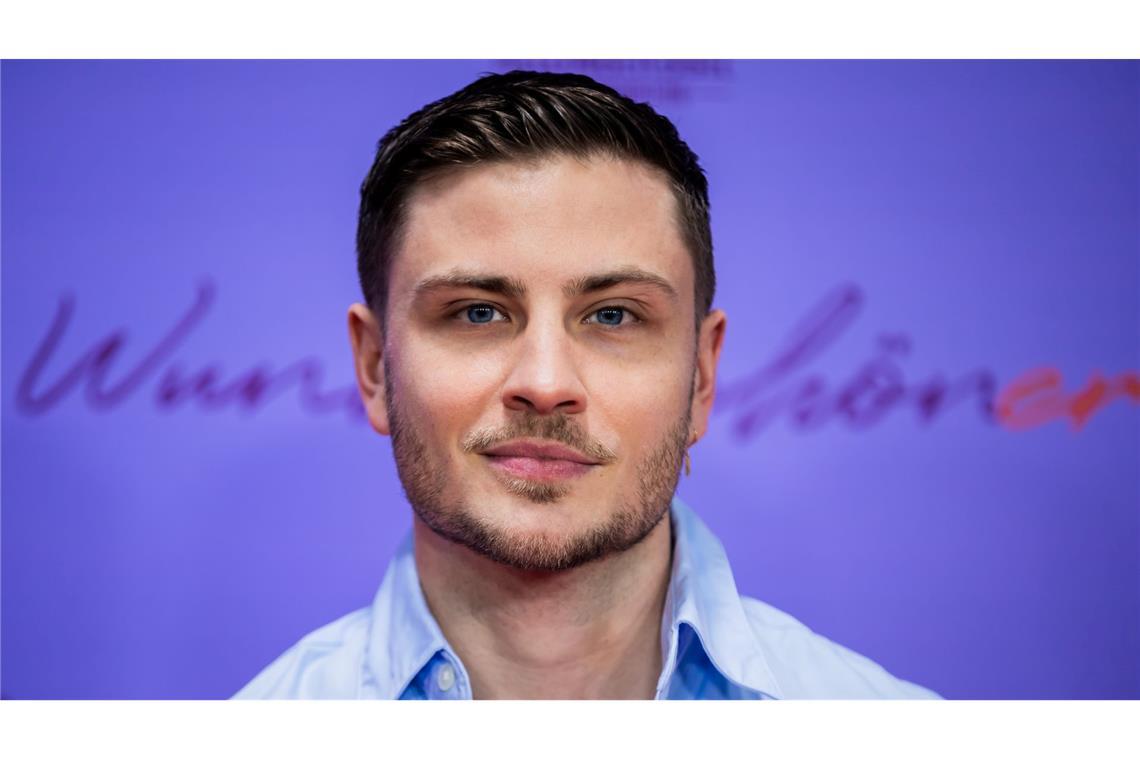 Buchclubs boomen - Lesen als Gemeinschaftsgefühl Schauspieler Jannik Schümann liest nicht nur gerne Drehbücher. (Archivbild)