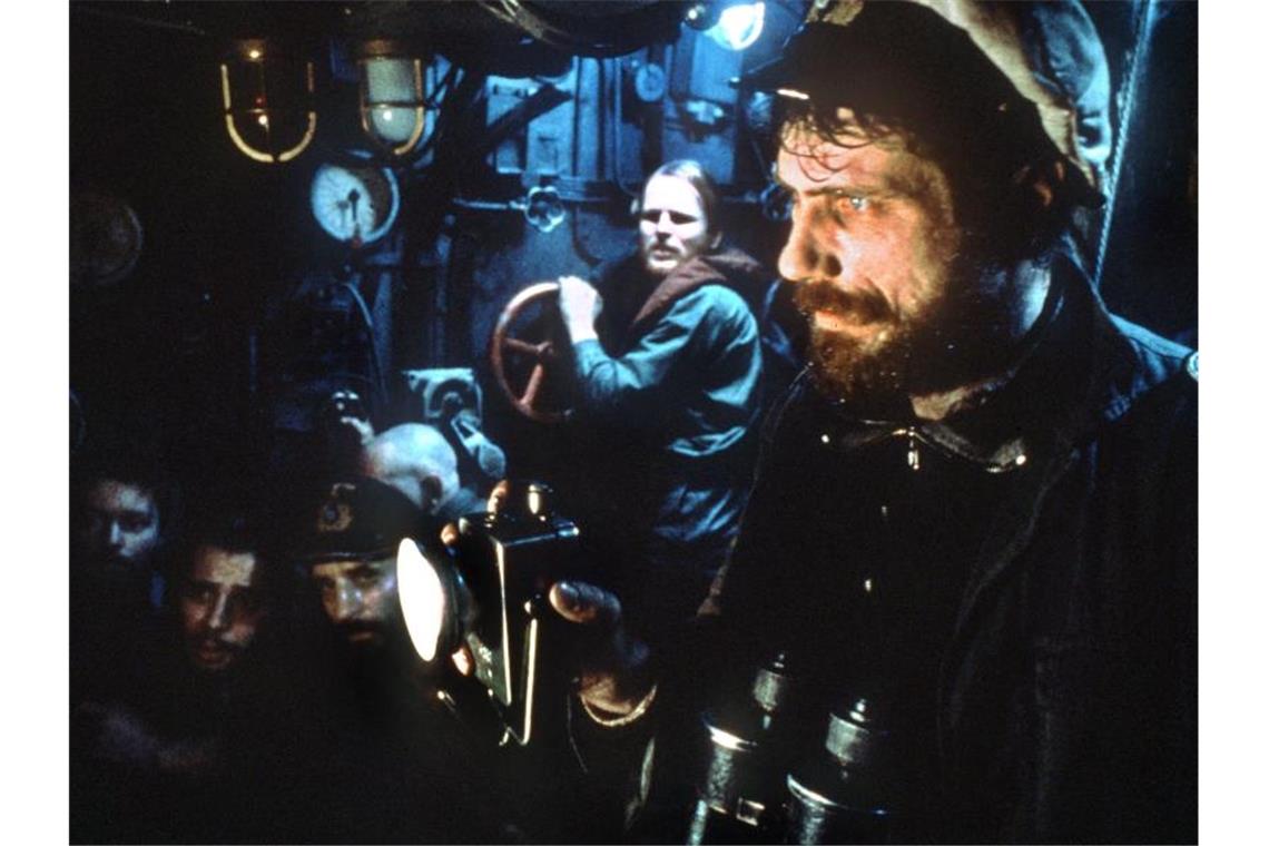 Schauspieler Jürgen Prochnow (r.) mit Herbert Grönemeyer (2.v.r.) in einer Szene des Films „Das Boot“. Foto: dpa