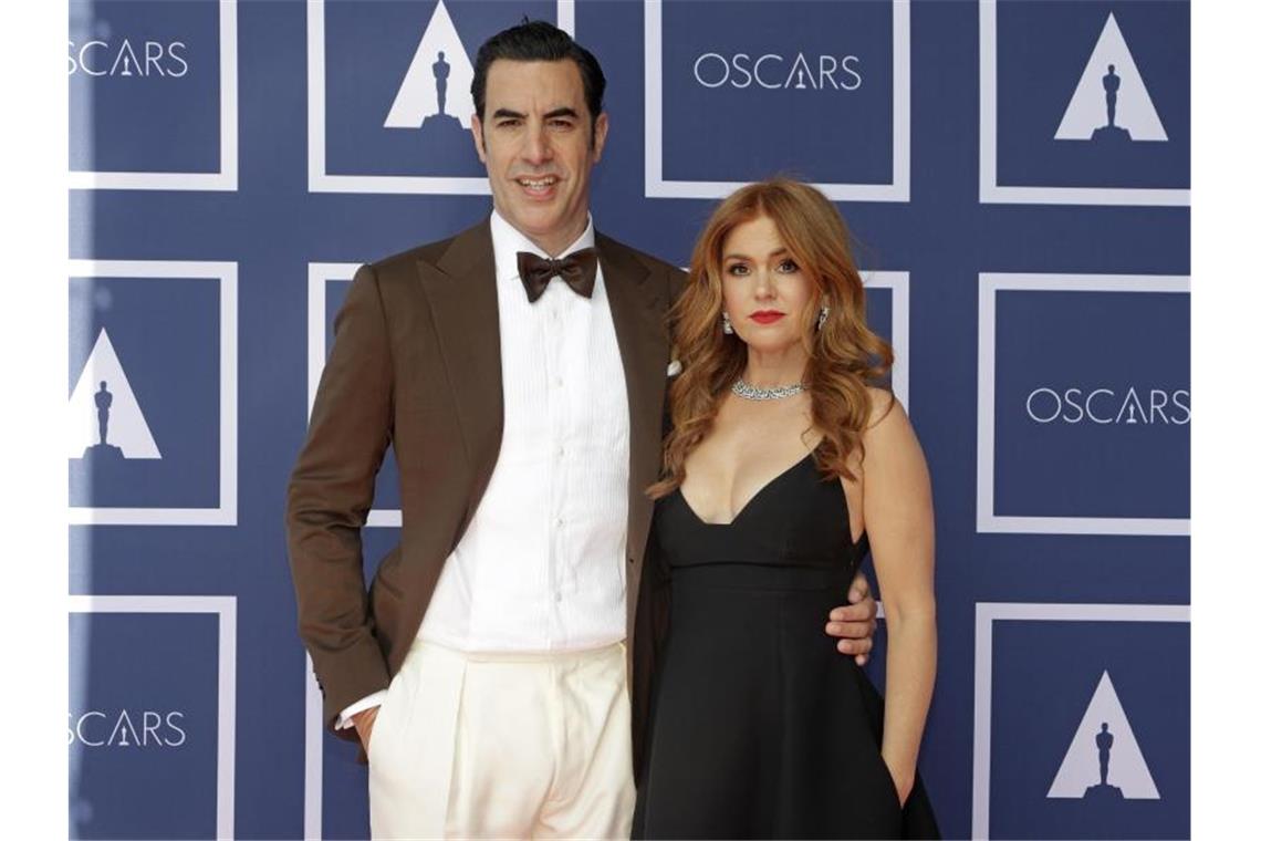 Schauspieler Sacha Baron Cohen und Schauspielerin Isla Fisher kommen zu einer Vorführung der Oscars im australischen Sydney. Foto: Rick Rycroft/Pool AP/dpa