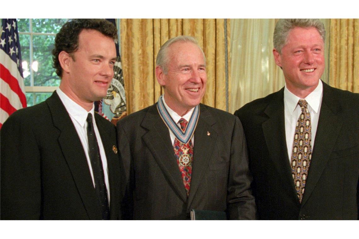 Schauspieler Tom Hanks (l), Jim Lovell (M) und der damalige US-Präsident Bill Clinton im Oval Office des Weißen Hauses im Juli 1995. (Archivbild)