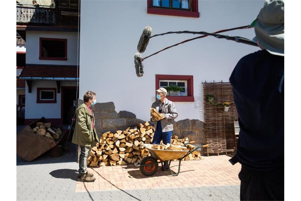 Schauspieler und Filmcrew arbeiten am Filmset der Fernsehserie „Die Fallers“. Foto: Philipp von Ditfurth/dpa/Archivbild