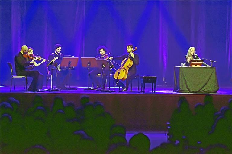Schauspielerin Alexandra Marisa Wilcke (rechts) liest zur Musik des „Orchesters im Treppenhaus“. Foto: Tobias Sellmaier