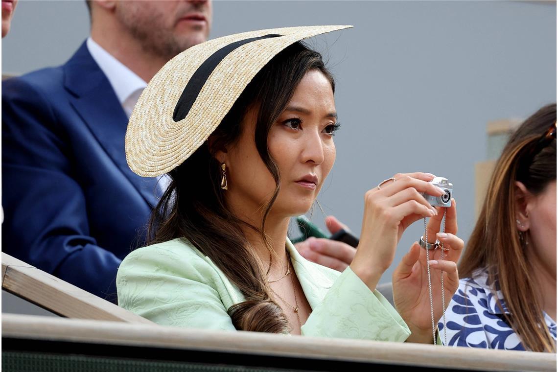 Schauspielerin Ashley Park verfolgt das French-Open-Finale mit einer kleinen Kamera aus dem Zuschauerbereich.