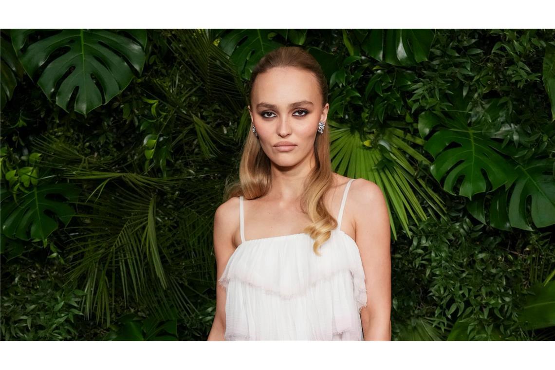 Leerer Blick junger Leute: Was ist der "Gen Z Stare"? Schauspielerin Lily-Rose Depp schaut in typischer roter Teppich-Pose mit kühler Miene in die Kamera. (Archivbild)