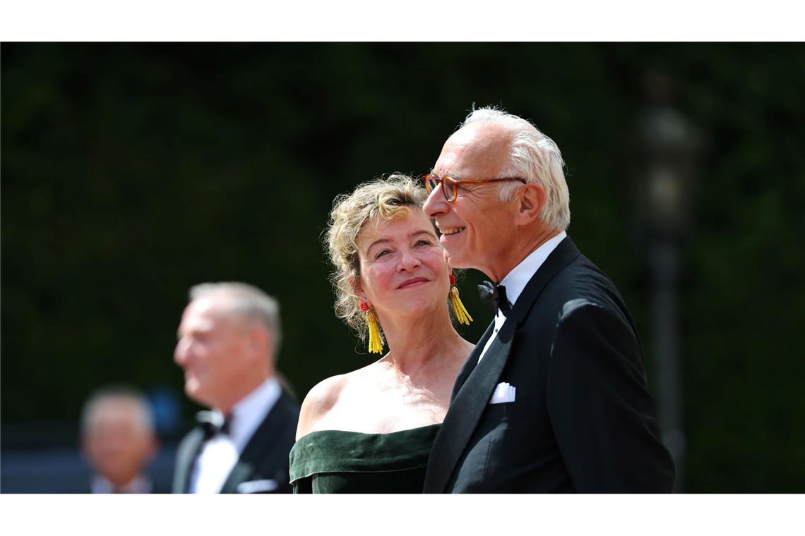 Roter Teppich für die Politik - Bayreuth-Start nach Gewitter Schauspielerin Margarita Broich ("Tatort") mit Ehemann Dirk Schmalenbach.