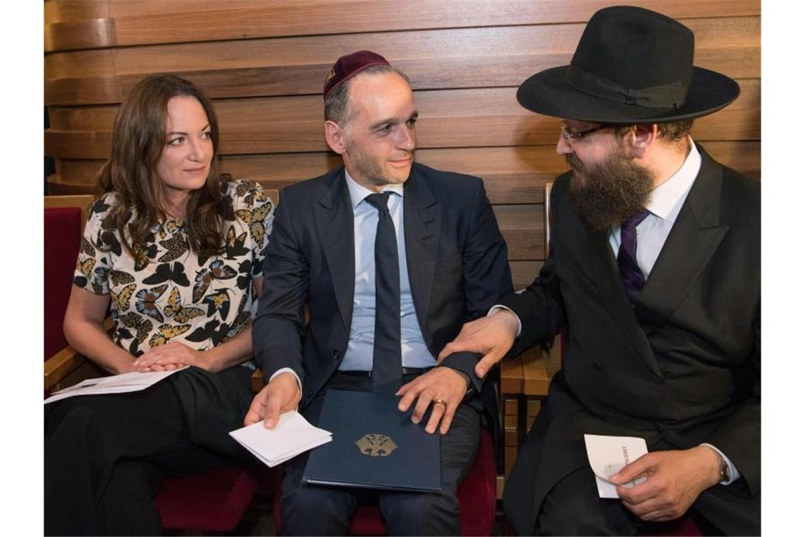 Schauspielerin Natalia Wörner, ihr Mann, Außenminister Heiko Maas und Rabbiner Yehuda Teichtal in der Synagoge in Berlin-Wilmersdorf. Foto: Jörg Carstensen