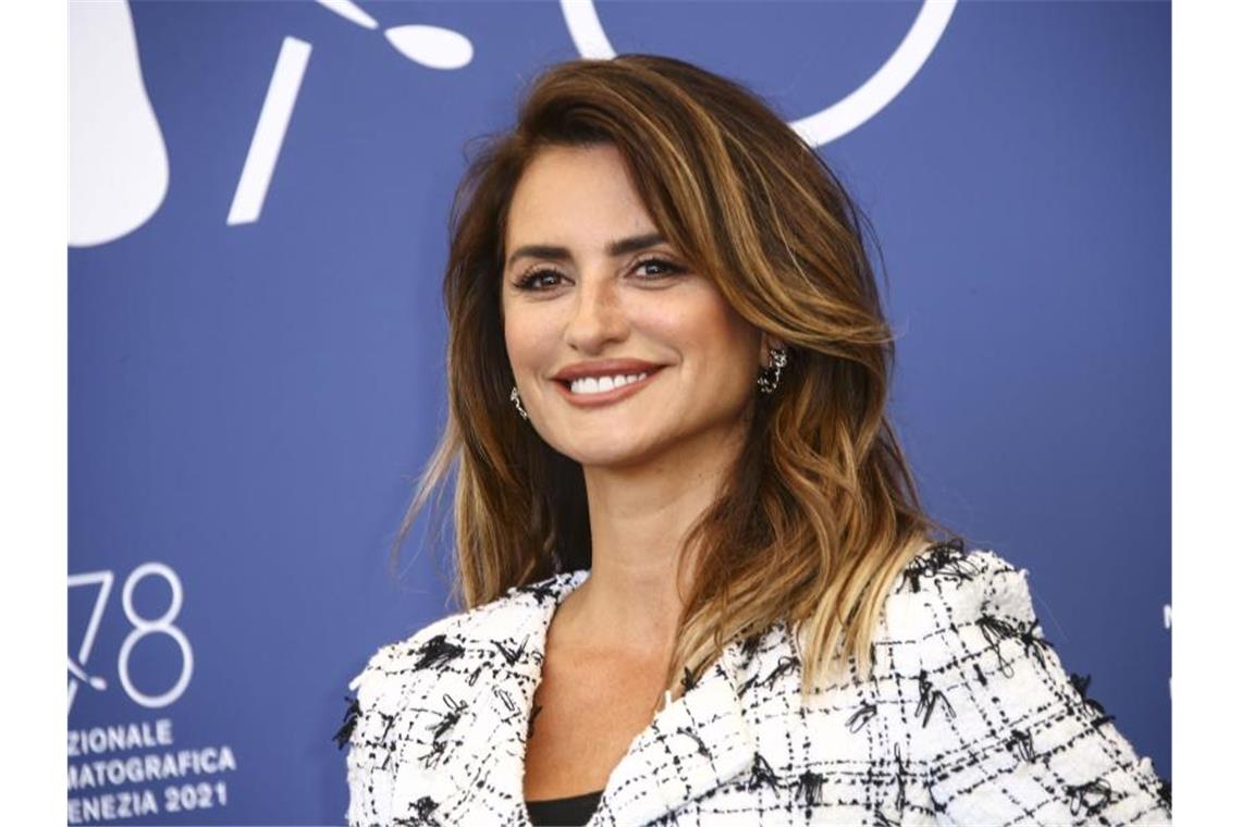 Filmfest Venedig: Penélope Cruz strahlt beim Auftakt Schauspielerin Penélope Cruz spielt im Drama „Madres paralelas“ eine Frau, die ungeplant schwanger ist. Foto: Joel C Ryan/Invision/AP/dpa