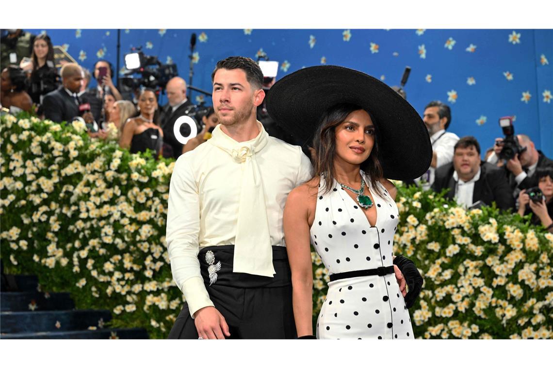 Tops und Flops auf dem roten Teppich Schauspielerin Priyanka Choprqa ist für ihre eleganten Kleider bekannt: hier ohne das passende Jäckchen.