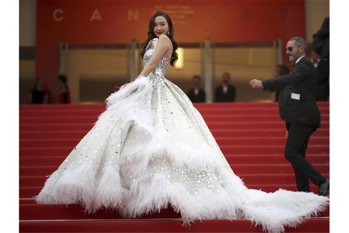 Filmfest Cannes startet mit Zombies und Zoff Schauspielerin, Sängerin, Modedesignerin - und ganz in Weiß: Jessica Jung. Foto: Petros Giannakouris/AP