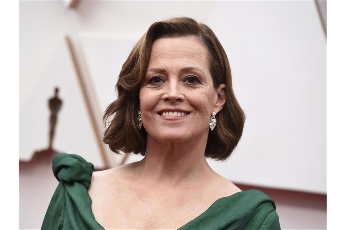 Schauspielerin Sigourney Weaver kommt in einer dunkelgrünen Abendrobe. Foto: Jordan Strauss/Invision/AP/dpa