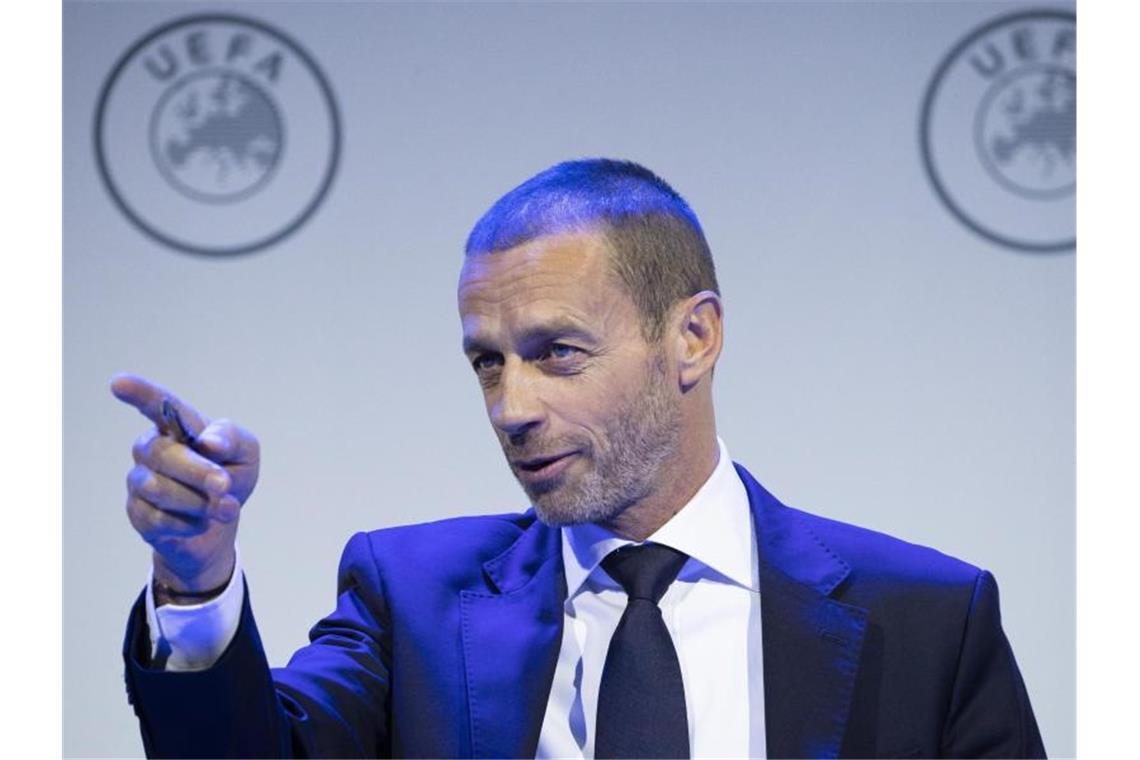 Schaut der Fußball-EM (noch) optimistisch entgegen: UEFA-Boss Aleksander Ceferin. Foto: Peter Dejong/AP/dpa