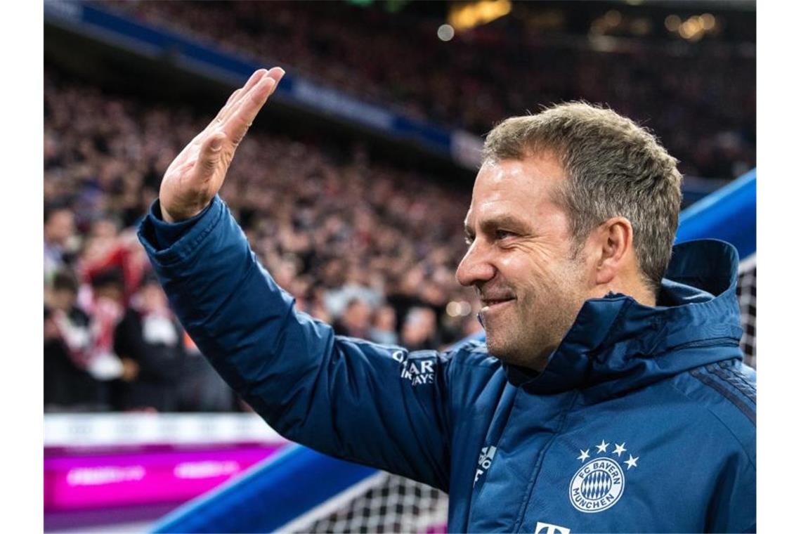 Bayern-Coach Flick scherzt: „Keine Dummheiten“ Schaut entspannt in die Zukunft: Bayern-Coach Hansi Flick. Foto: Matthias Balk/dpa