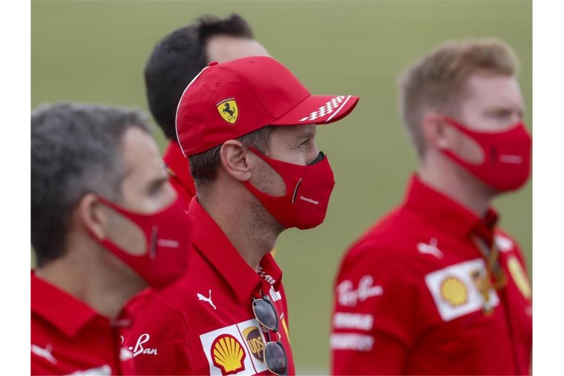 Schaut sich nach einem neuen Arbeitgeber um: Noch-Ferrari-Pilot Sebastian Vettel (2.v.l). Foto: Darko Bandic/STF/AP/dpa