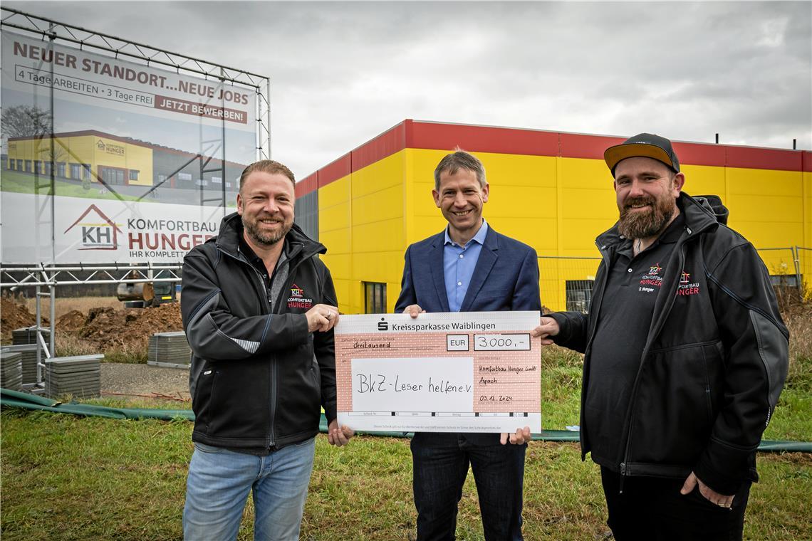 Komfortbau Hunger spendet 3000 Euro Scheckübergabe am neuen Firmenstandort in den Lerchenäckern: Die Brüder Danilo (links) und Sebastian Hunger mit BKZ-Redaktionsleiter Kornelius Fritz (Mitte).Foto: Alexander Becher