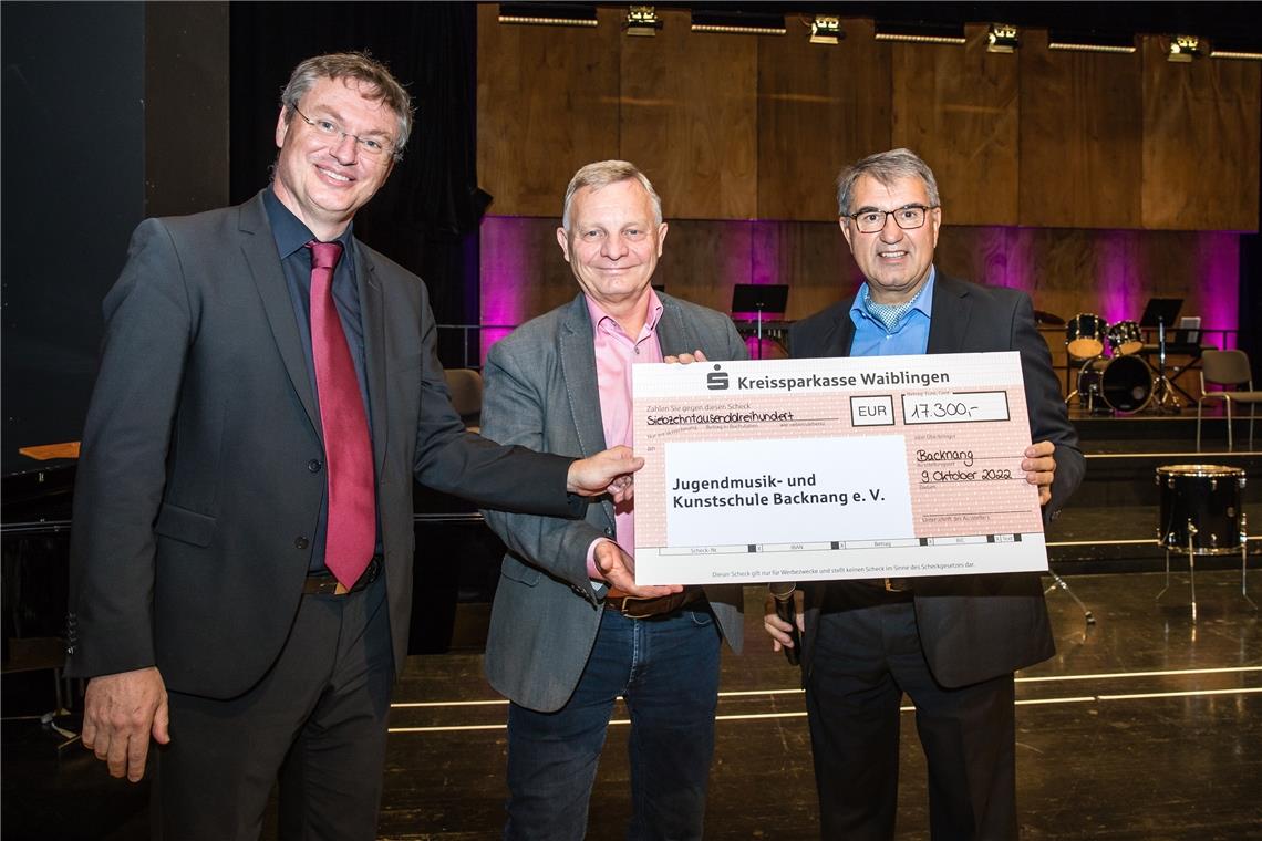 17300 Euro für die Jugendmusikschule Scheckübergabe an die Jugendmusik- und Kunstschule Backnang beim Jahreskonzert im Backnanger Bürgerhaus (von links): Michael Unger (Leitung), Siegfried Janocha und Thomas Hofmann von der Kreissparkasse Waiblingen. Foto: Benjamin Beytekin