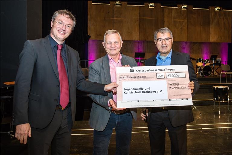 Scheckübergabe an die Jugendmusik- und Kunstschule Backnang beim Jahreskonzert im Backnanger Bürgerhaus (von links): Michael Unger (Leitung), Siegfried Janocha und Thomas Hofmann von der Kreissparkasse Waiblingen. Foto: Benjamin Beytekin