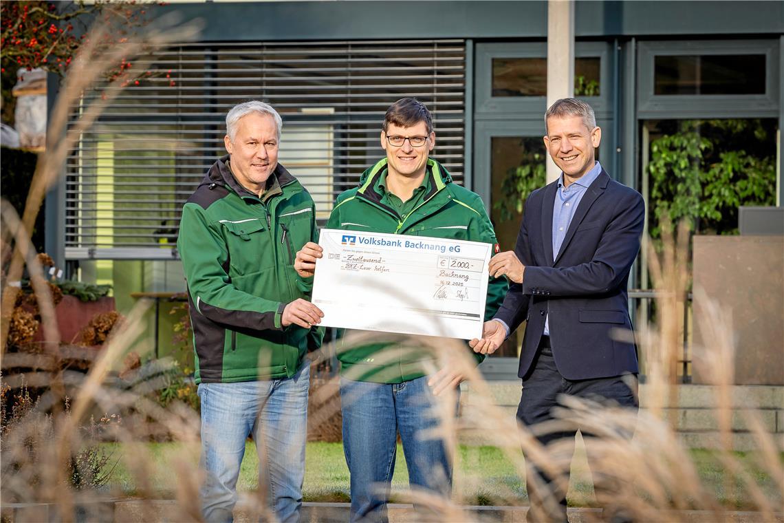 Scheckübergabe im Schaugarten: Die Wragge-Geschäftsführer Matthias Kaiser und Hannes Straß (von links) mit BKZ-Redaktionsleiter Kornelius Fritz. Foto: Alexander Becher