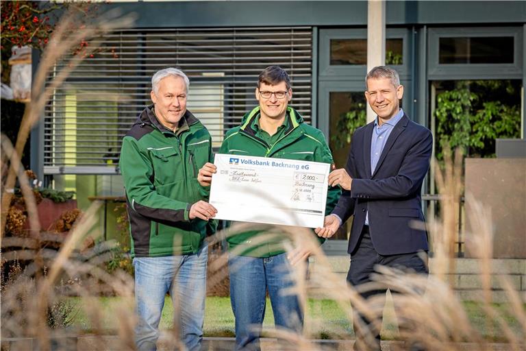 Scheckübergabe im Schaugarten: Die Wragge-Geschäftsführer Matthias Kaiser und Hannes Straß (von links) mit BKZ-Redaktionsleiter Kornelius Fritz. Foto: Alexander Becher