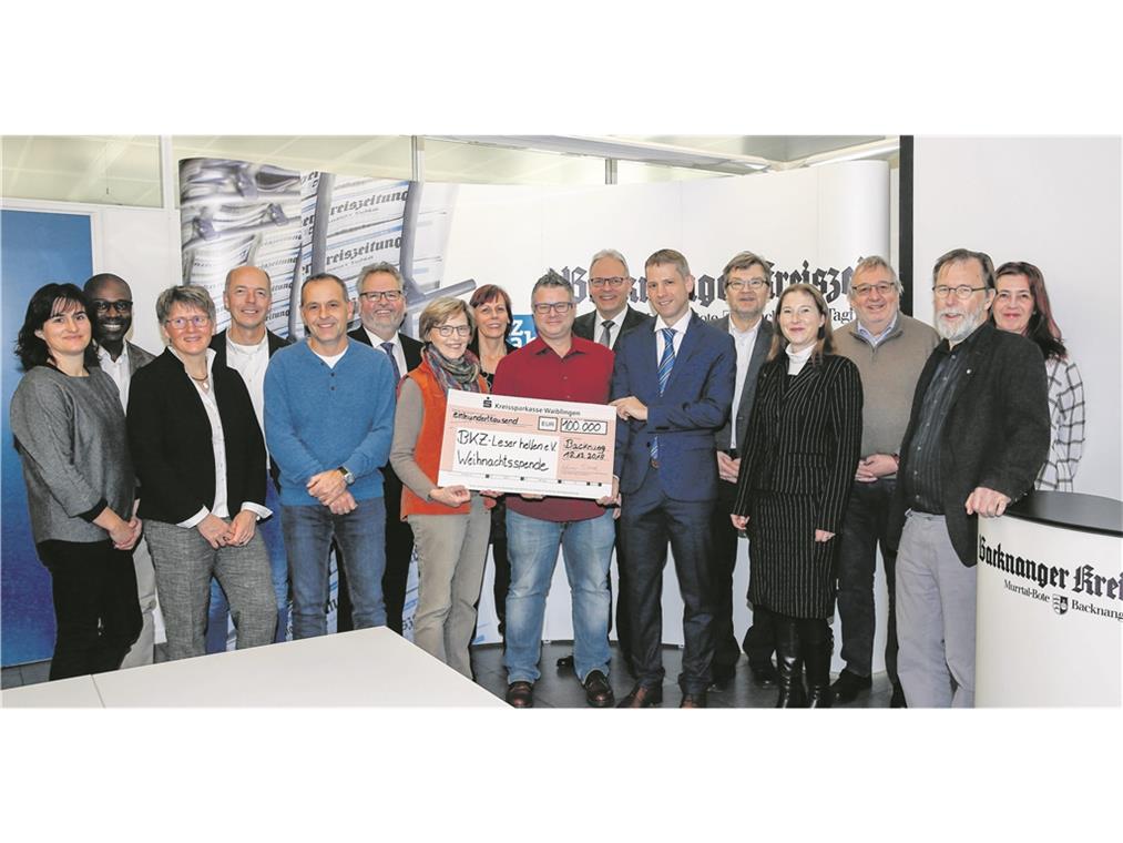 Überwältigende Hilfsbereitschaft Scheckübergabe im technischen Betrieb der Backnanger Kreiszeitung im Kuchengrund (von links): Natascha Bobleter, Eric Dziku, Martina Zoll, Thomas Nehr, Harry Müller, Wolfgang Sartorius, Gisela Prietz, Barbara Monauni, Alexander von Wascinski, Eckart Jost, Kornelius Fritz, Klaus-Dieter Fackler, Regine Wüllenweber, Kurt Zeller, Heinz Franke und Birgit Möller. Foto: A. Becher